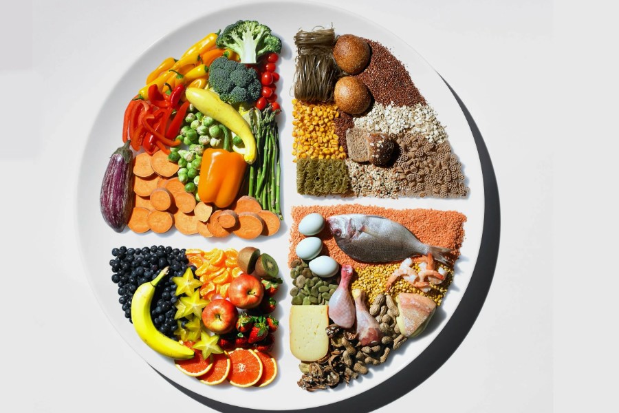 Portioned office meals with labels and calorie notes